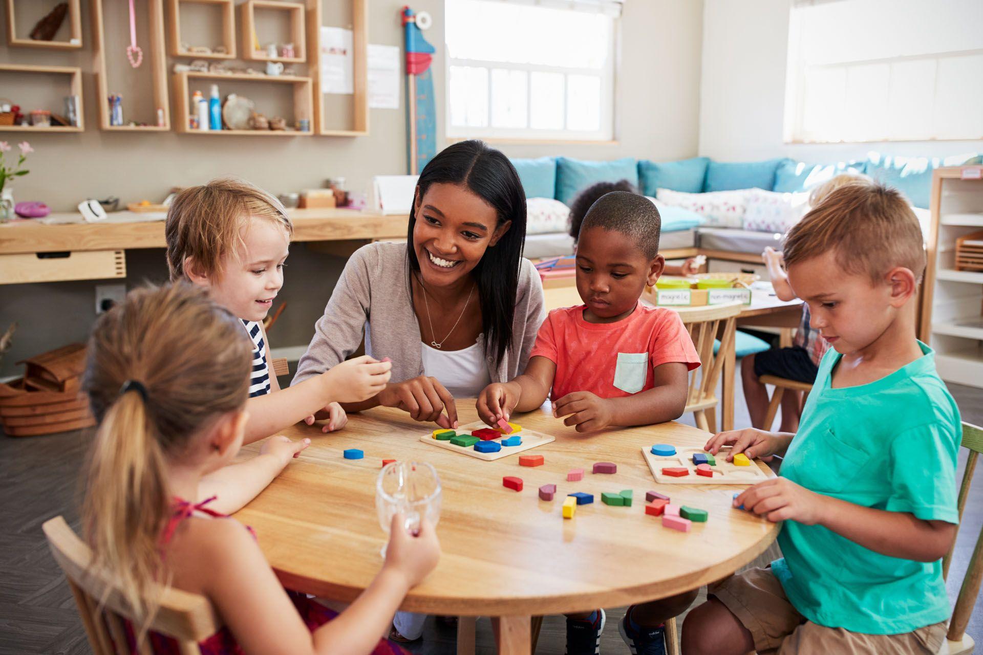 Une assistante maternelle dans l'exercice de ses fonctions