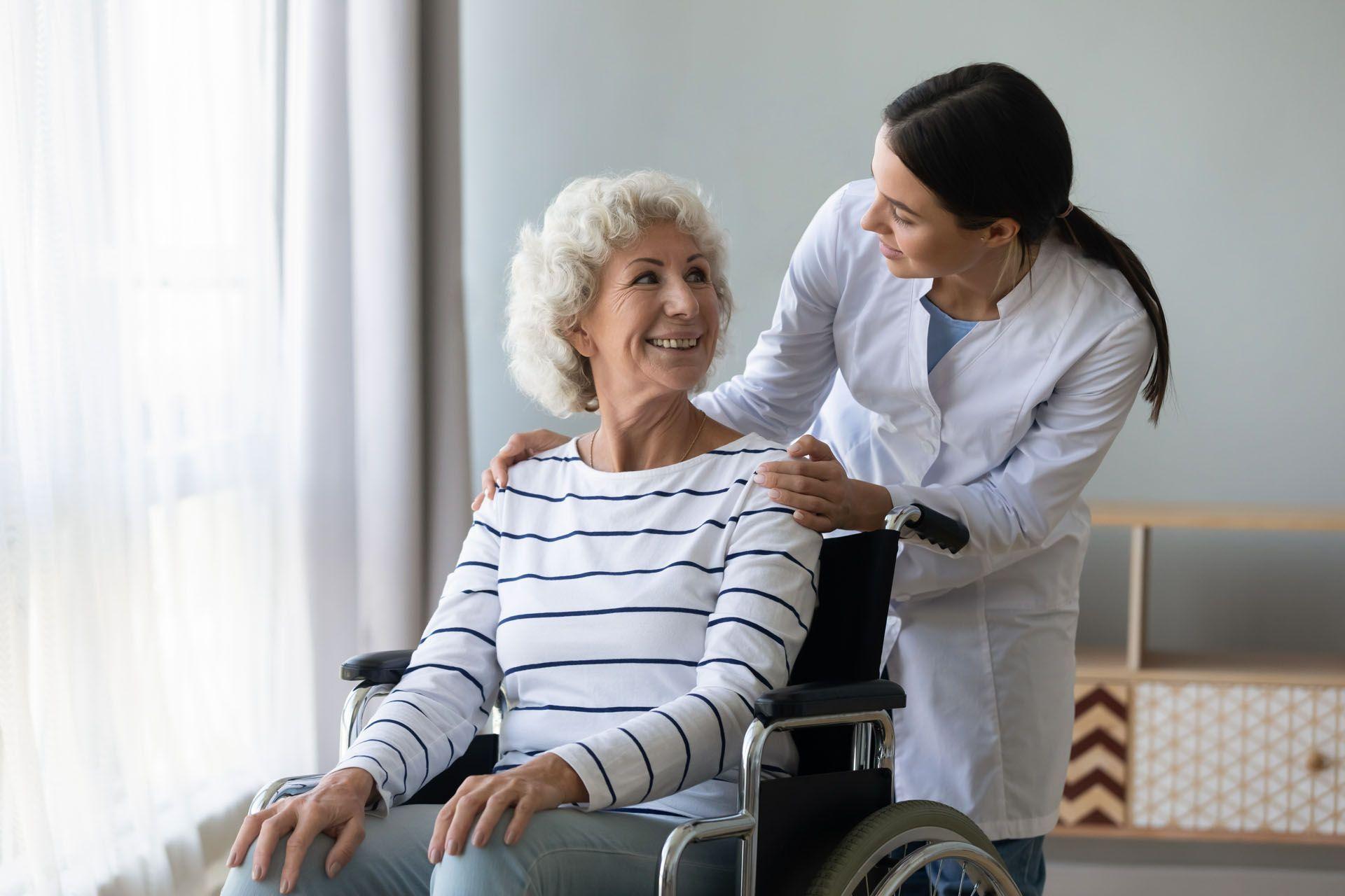 Une accompagnente en soins et services à la personne avec une personne agée