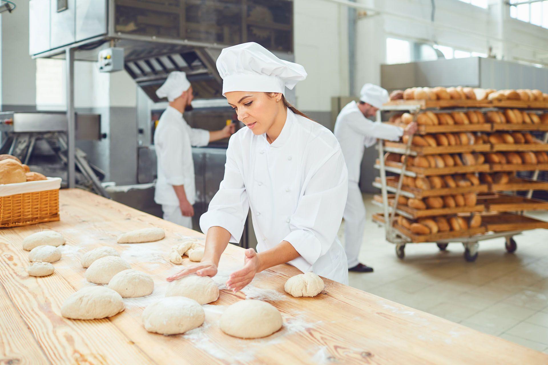 Un boulanger dans l'exercice de ses fonctions