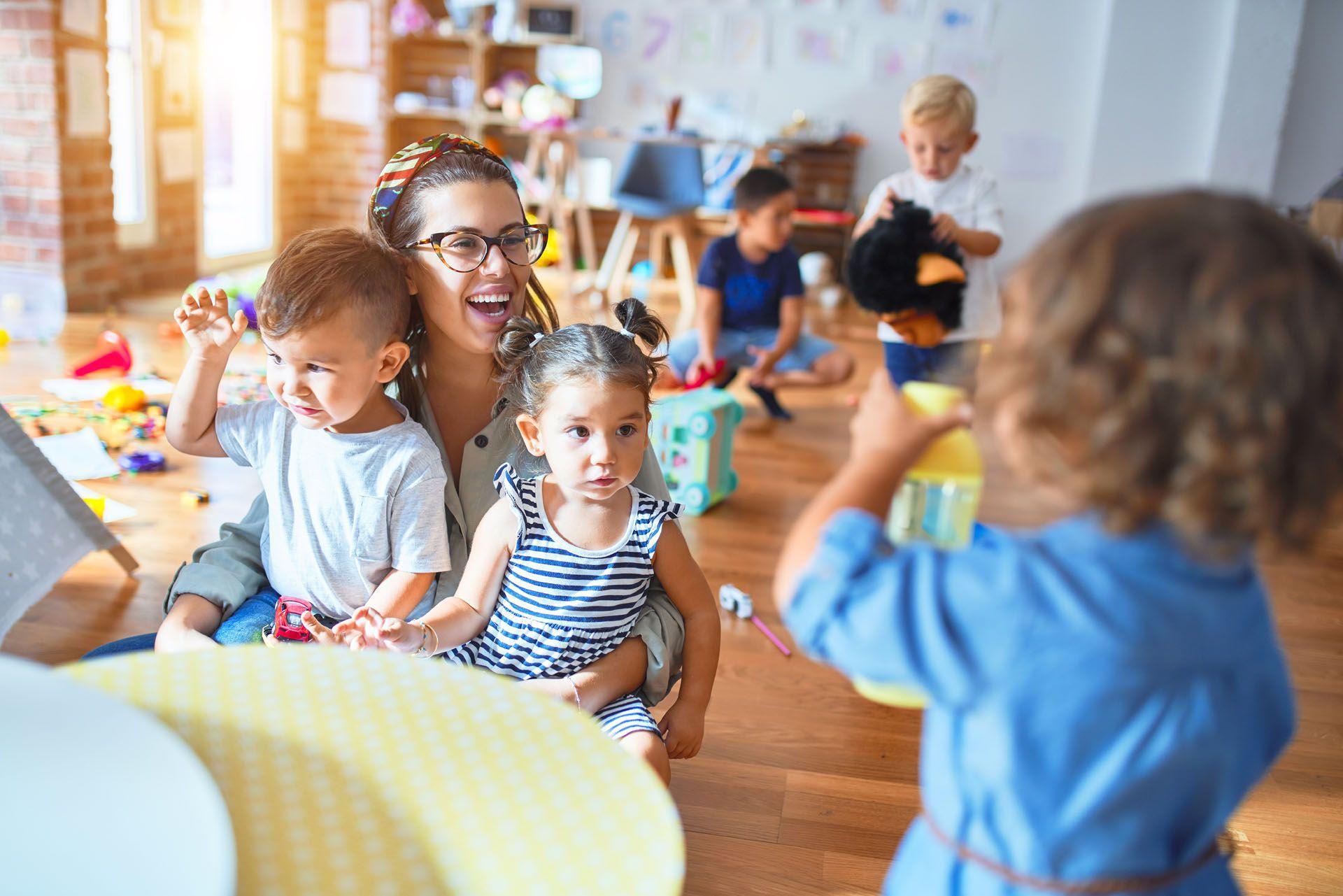 Une accompagnante éducatif petite enfance avec plusieurs enfants