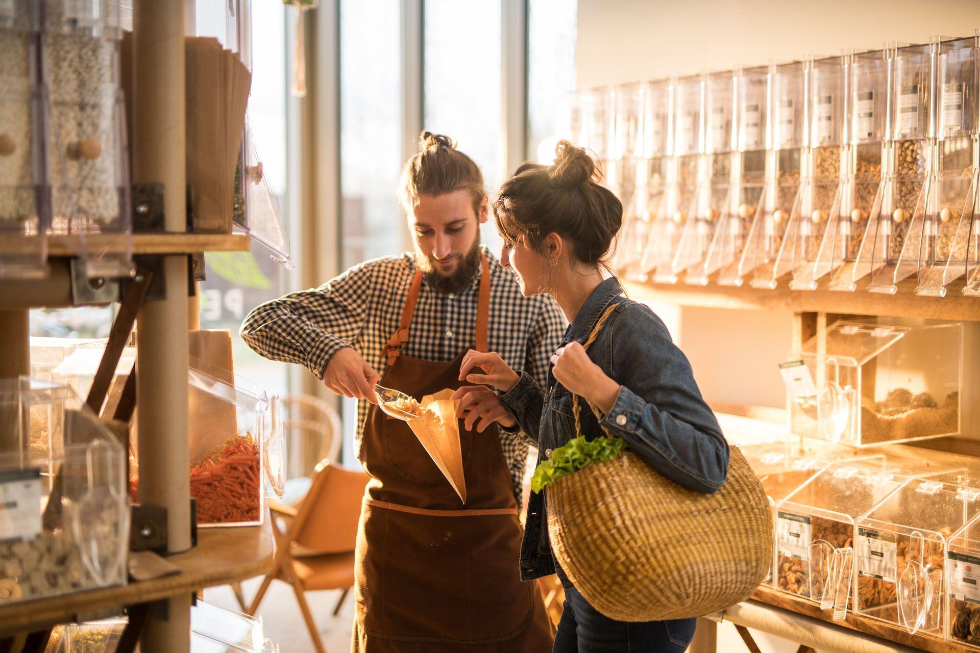 Un équipier polyvalent du commerce dans le cadre de sa pratique professionnelle