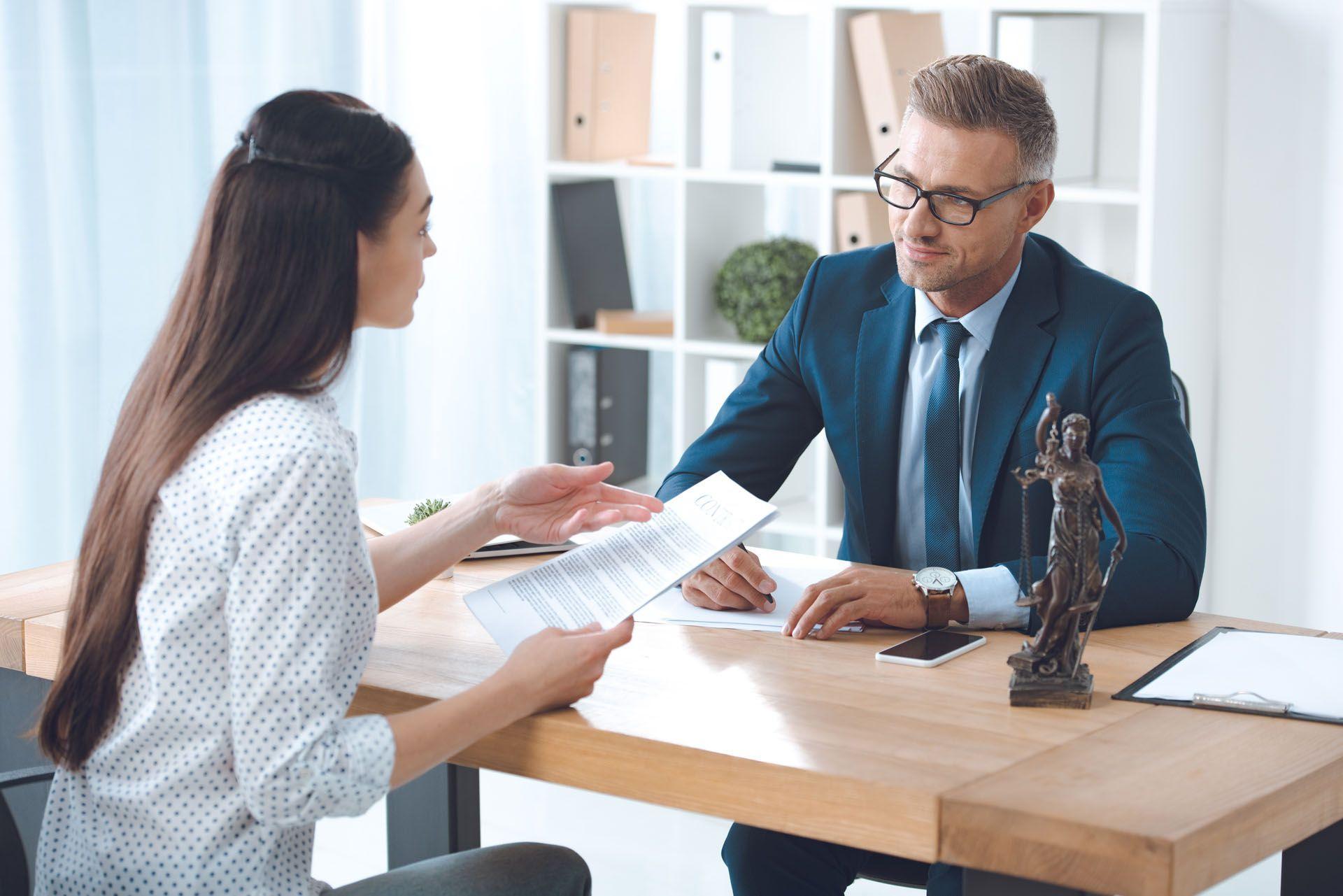 Un assistant juridique avec sa cliente