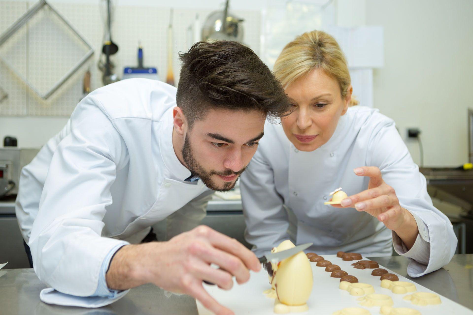 Un chocolatier dans l'exercice de ses fonctions