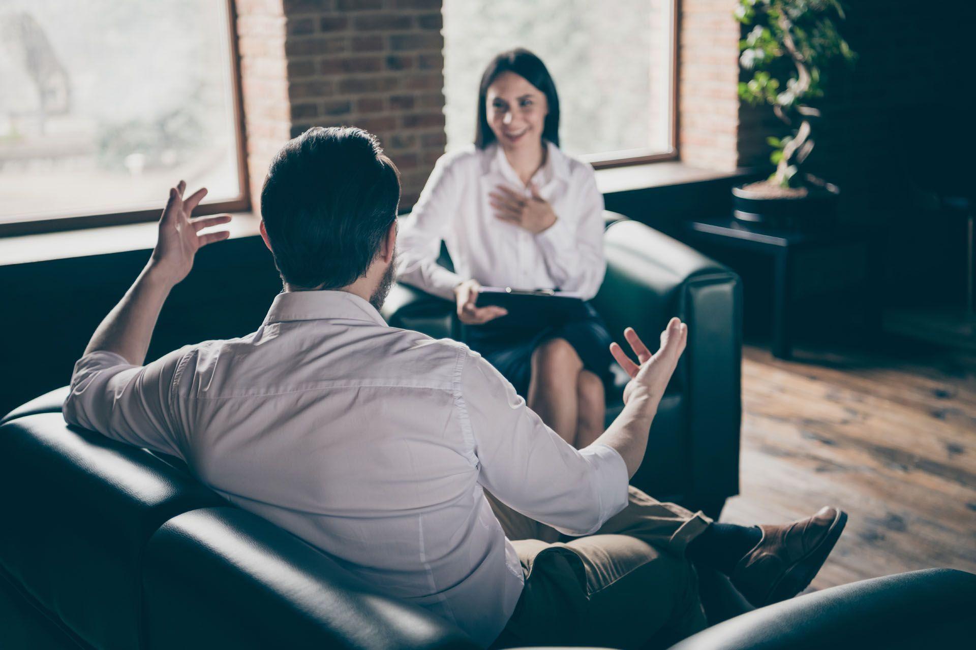 Une professionnelle du coaching durant une séance avec son patient