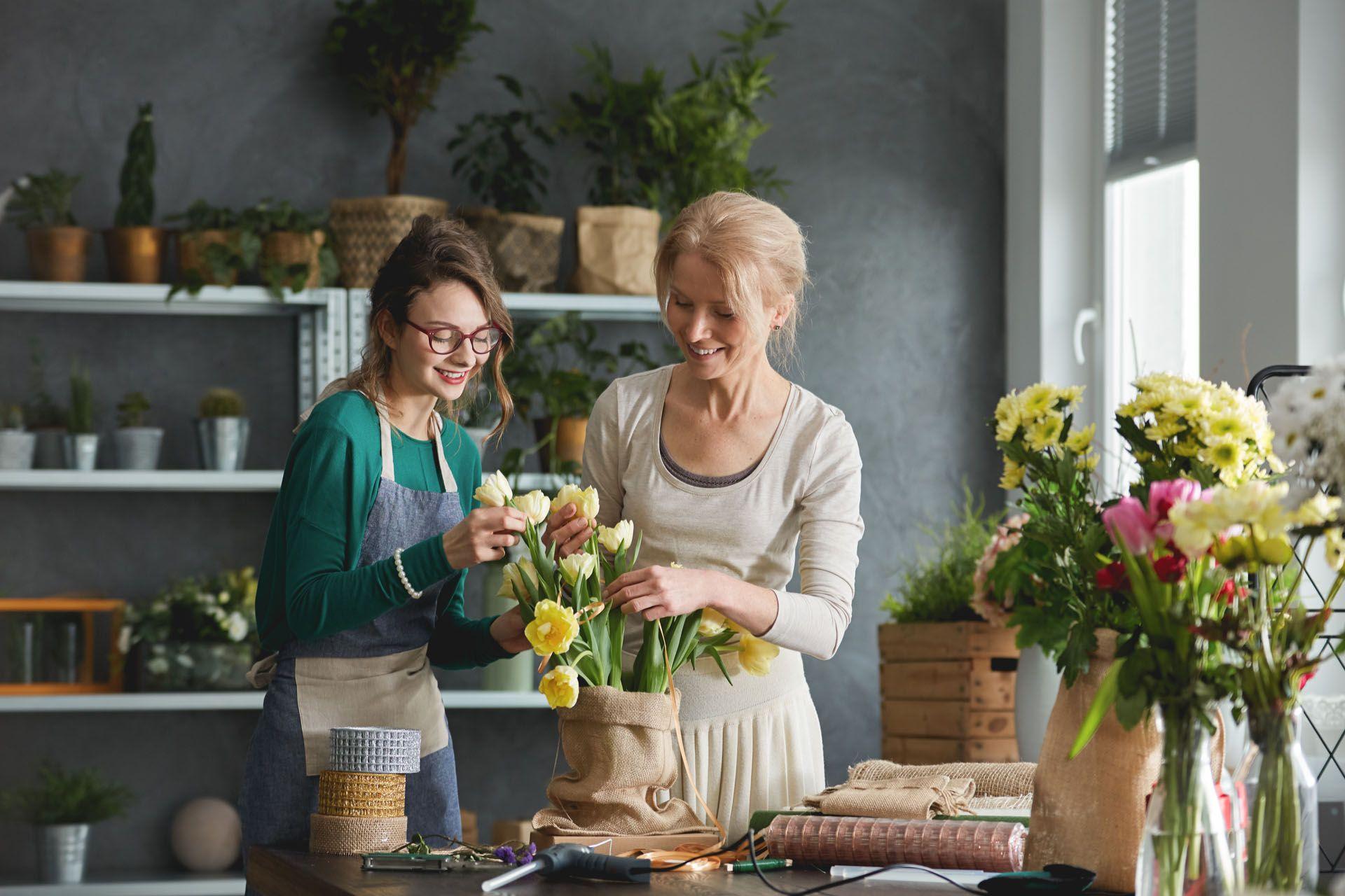 Une fleuriste qui compose un bouquet de fleurs