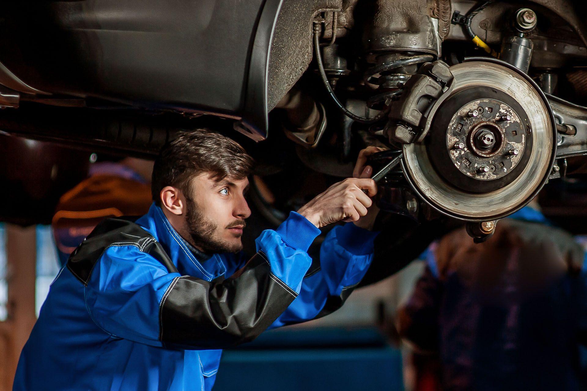 Un garagiste entrain de faire des réparations sur une voiture