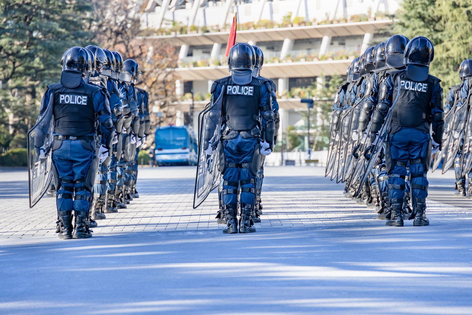 Des gardiens de la paix entrain de défiler