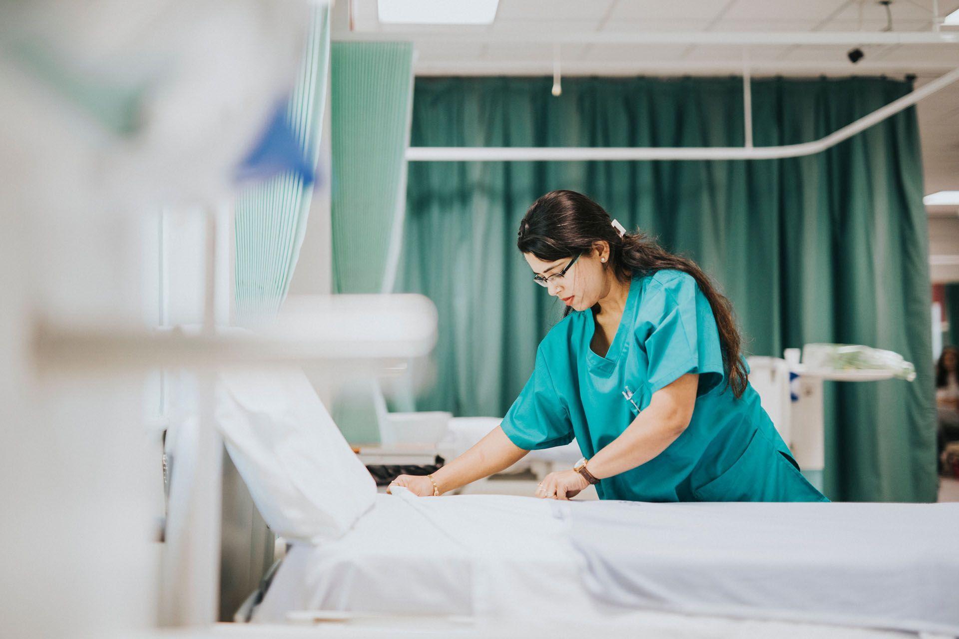 Un agent de service médico-social dans l'exercice de ses fonctions