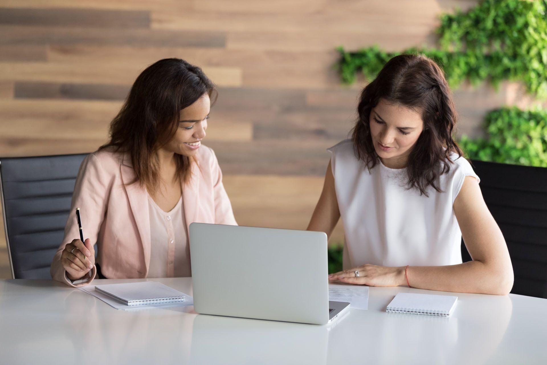 Un assistant ressources humaines dans l'exercice de ses fonctions