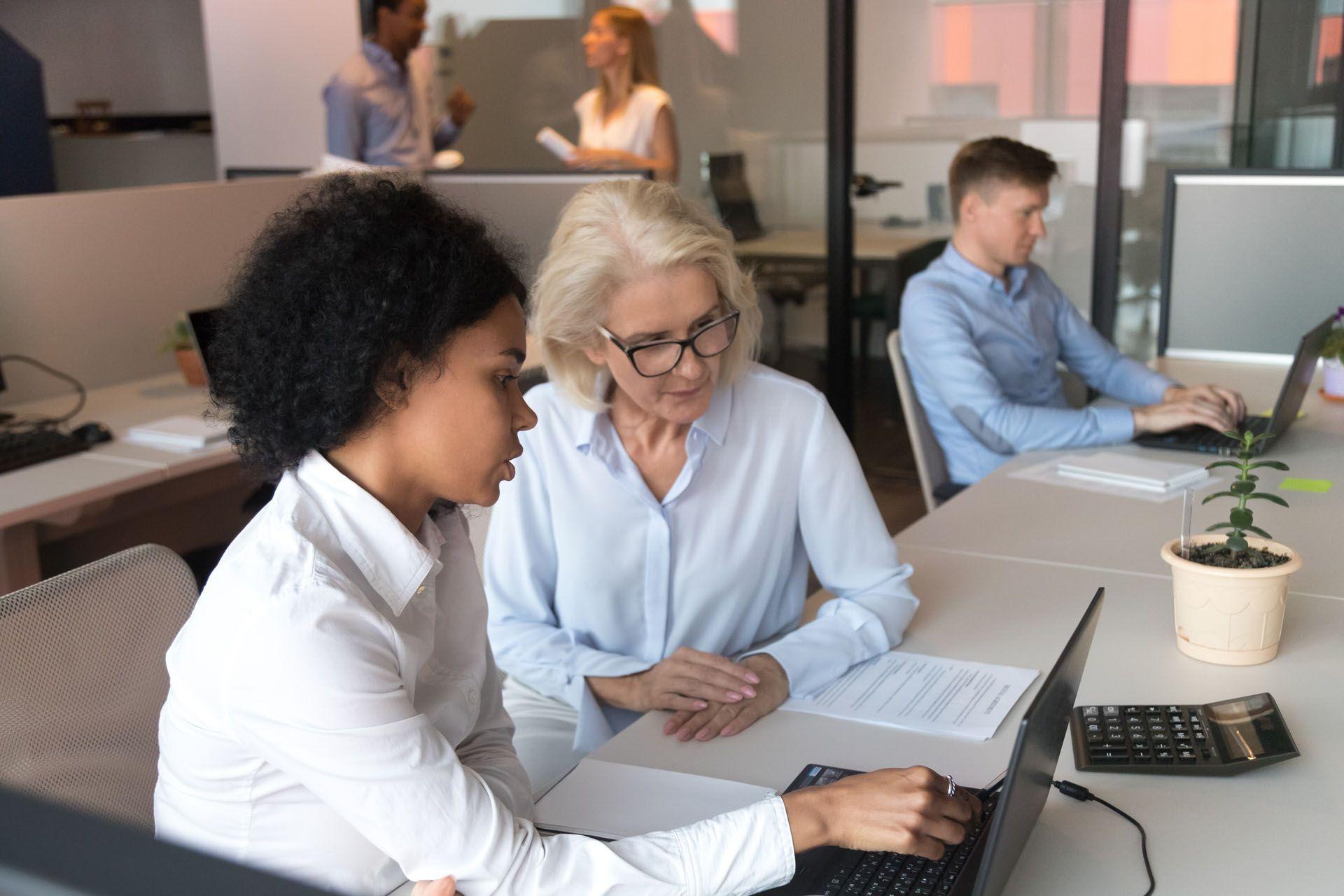 Un comptable assistant dans l'exercice de ses fonctions