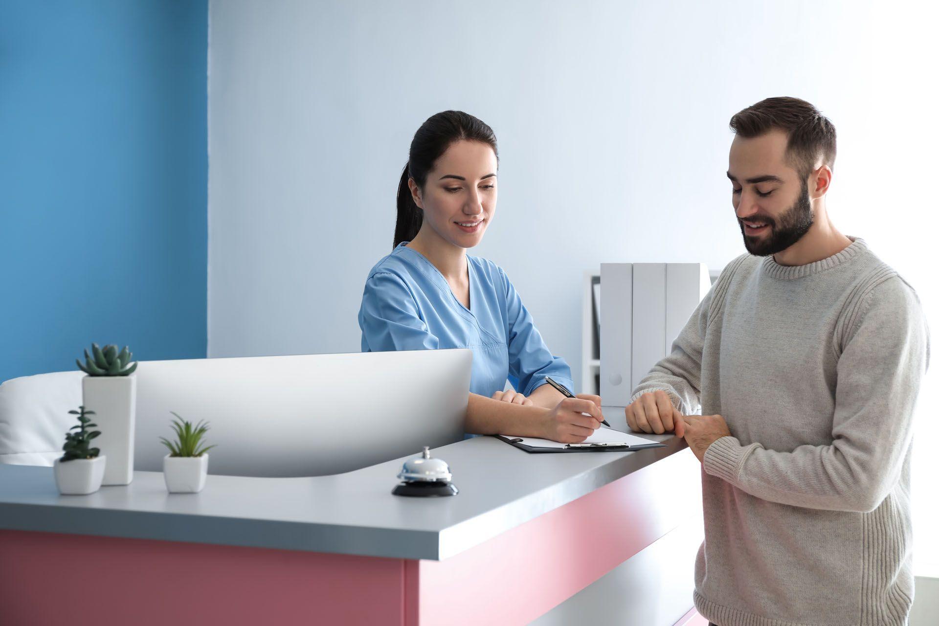 Une secrétaire assistant médico-social et son patient